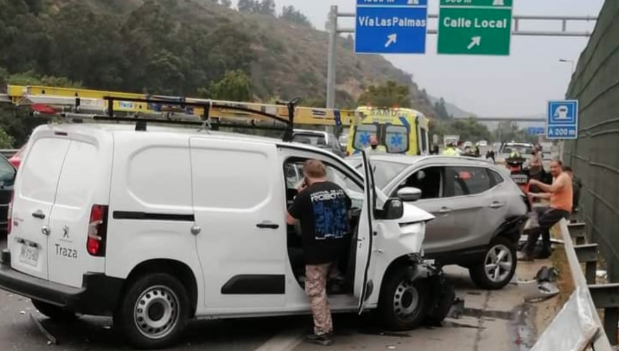 Colisión entre dos vehículos origina alta congestión en autopista Troncal Sur de Viña del Mar