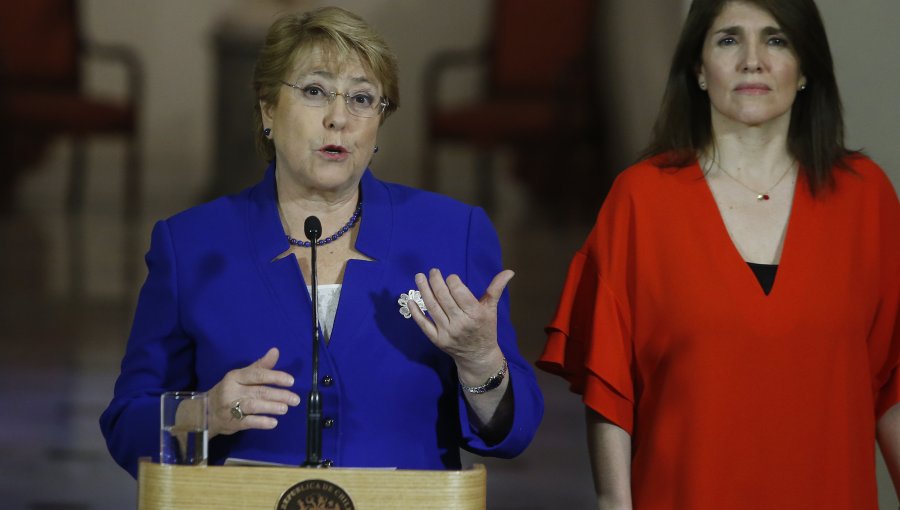 Michelle Bachelet firma carta en apoyo a la ex ministra Paula Narváez para que sea candidata presidencial del Partido Socialista