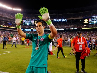 La reacción de Claudio Bravo a encuesta sobre históricos arqueros de Copa América