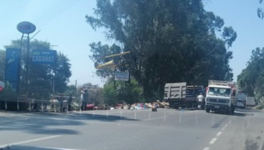 Un lesionado deja colisión entre camión y vehículo menor en la ruta F-30E de Quintero