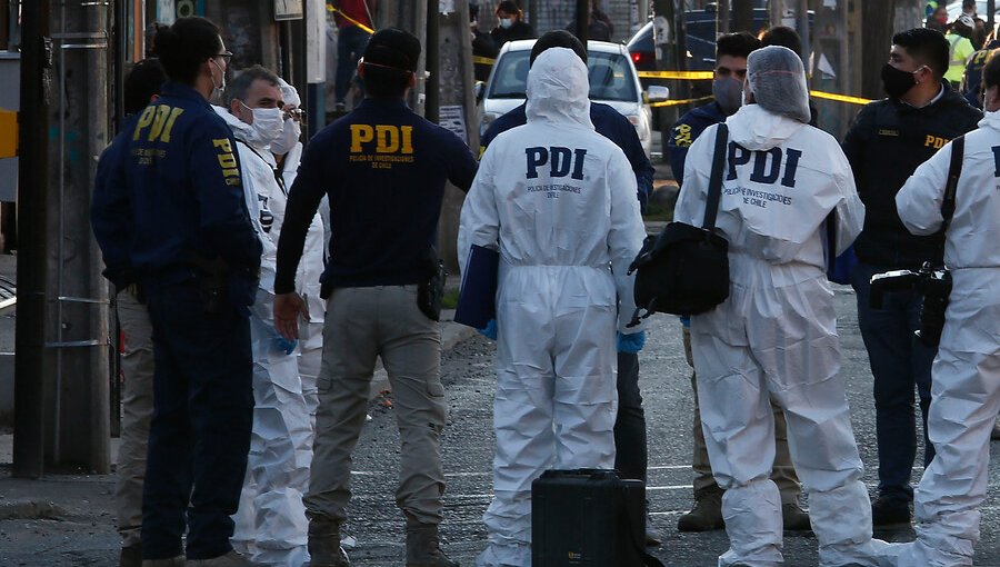 Sigue la violencia armada: Hombre muere a pasos de su domicilio luego de ser baleado en un "portonazo" en Cerrillos