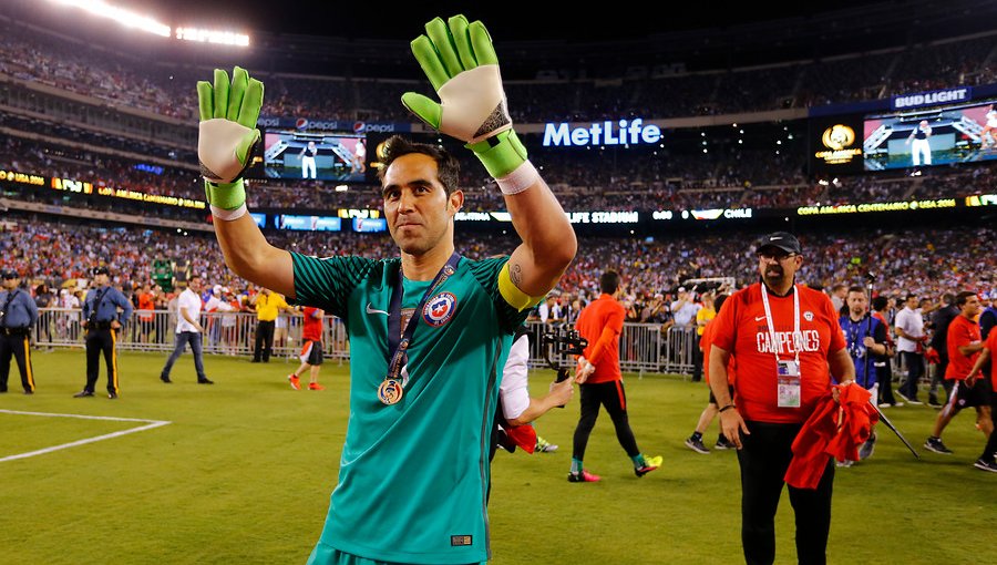 La reacción de Claudio Bravo a encuesta sobre históricos arqueros de Copa América