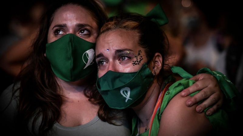 Aborto en Argentina: Senado legaliza la interrupción voluntaria del embarazo en las primeras 14 semanas