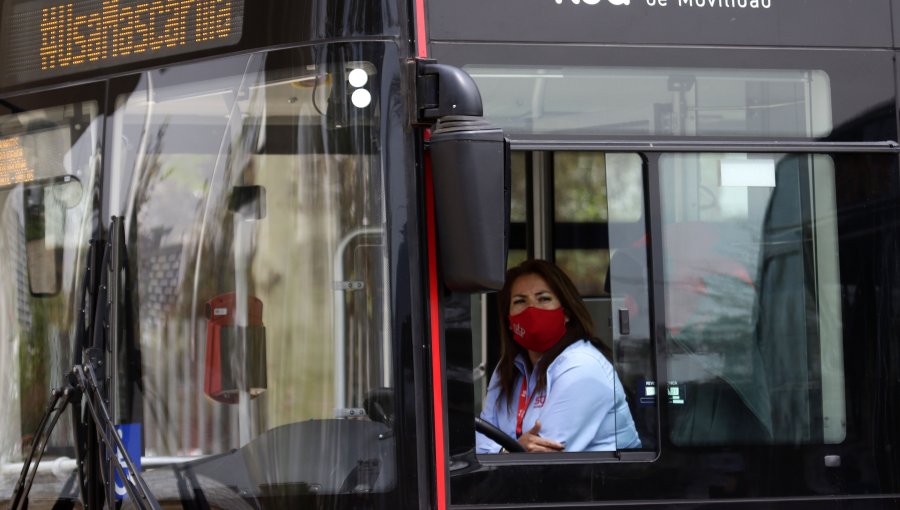 Buses operarán hasta las 00:30 horas en la región Metropolitana: Metro de Santiago y Metrotren, hasta las 23:00 horas