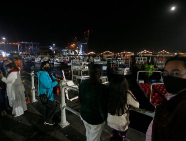 Porteños recibieron el 2021 con fuegos artificiales desde los cerros de Valparaíso