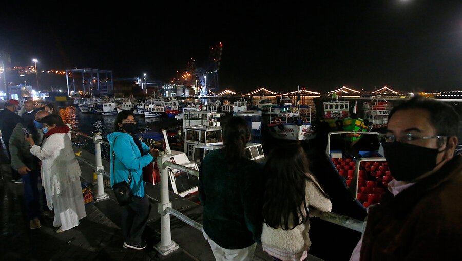 Porteños recibieron el 2021 con fuegos artificiales desde los cerros de Valparaíso