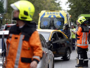 Estación Central: Choque afectó a dos autos y dejó dos personas en riesgo vital