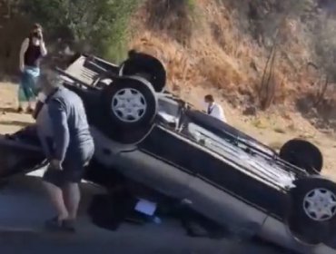 Un lesionado deja accidente de tránsito con posterior volcamiento en Troncal Urbano de Viña del Mar