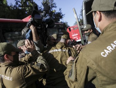 Gobierno tras la detención de camarógrafo : "Carabineros no debe ni puede intervenir la labor de la prensa"