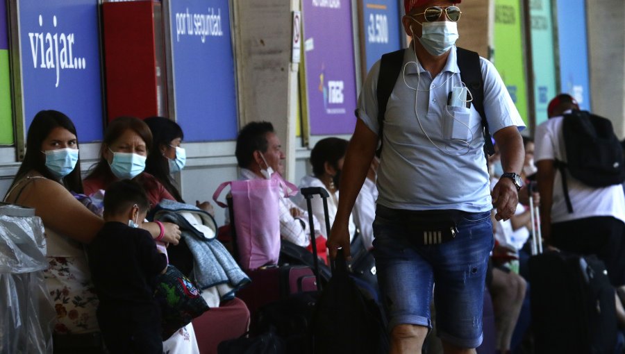 Casi 20 mil permisos de vacaciones se han pedido durante primer día de funcionamiento: terminales de buses colapsados de turistas