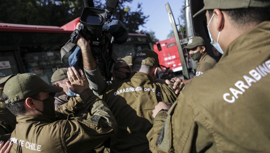 Gobierno tras la detención de camarógrafo : "Carabineros no debe ni puede intervenir la labor de la prensa"