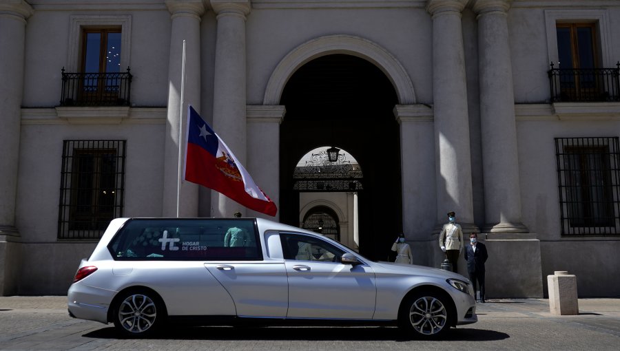 Con bandera a media asta, La Moneda se sumó a homenajes a la fallecida periodista Manola Robles