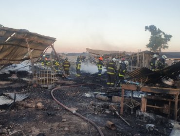 Incendio en fábrica se propagó y afectó a ocho viviendas y dos vehículos en Pudahuel