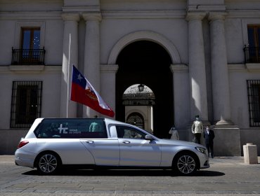 Con bandera a media asta, La Moneda se sumó a homenajes a la fallecida periodista Manola Robles