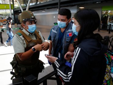 Fin a las aglomeraciones en terminales de Santiago: separaron filas entre quienes tenían permisos y quienes no