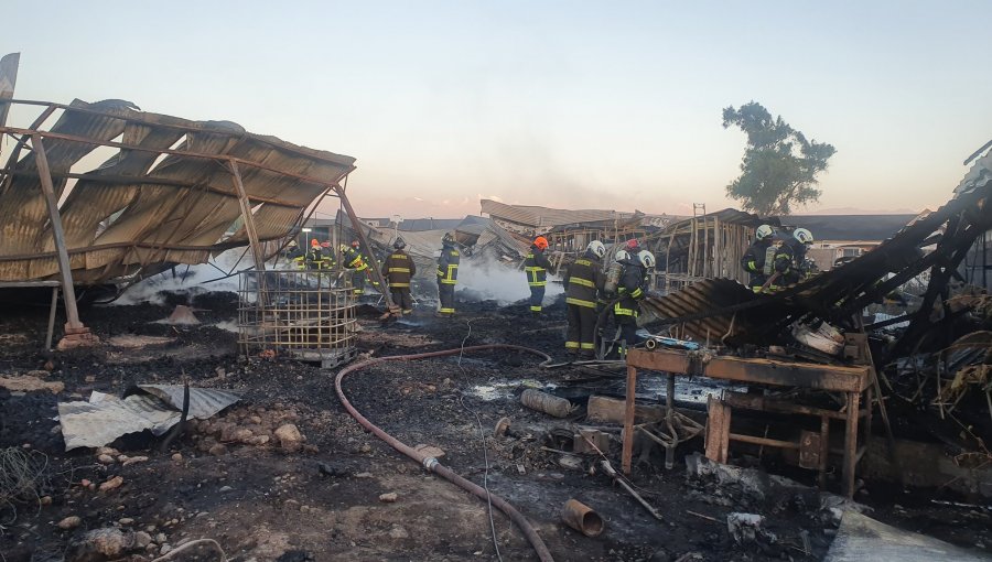 Incendio en fábrica se propagó y afectó a ocho viviendas y dos vehículos en Pudahuel