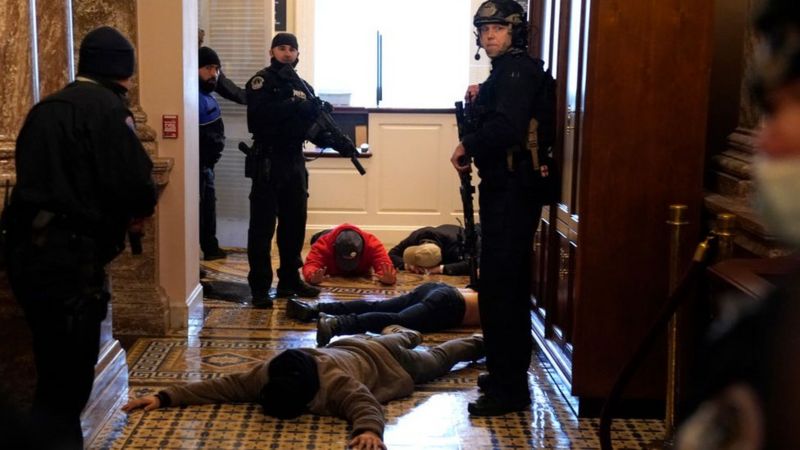 Muere mujer baleada al interior del Capitolio tras ingreso a la fuerza de simpatizantes de Trump