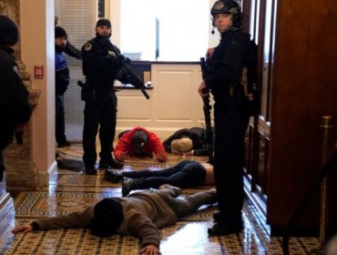 Muere mujer baleada al interior del Capitolio tras ingreso a la fuerza de simpatizantes de Trump