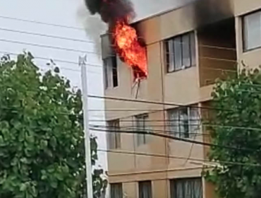 Bomberos logró controlar incendio que afectó al cuarto piso de un edificio de la parte alta de Viña del Mar