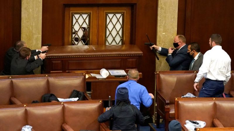 Manifestante fue herida de bala dentro del Capitolio en medio de graves disturbios de simpatizantes de Trump