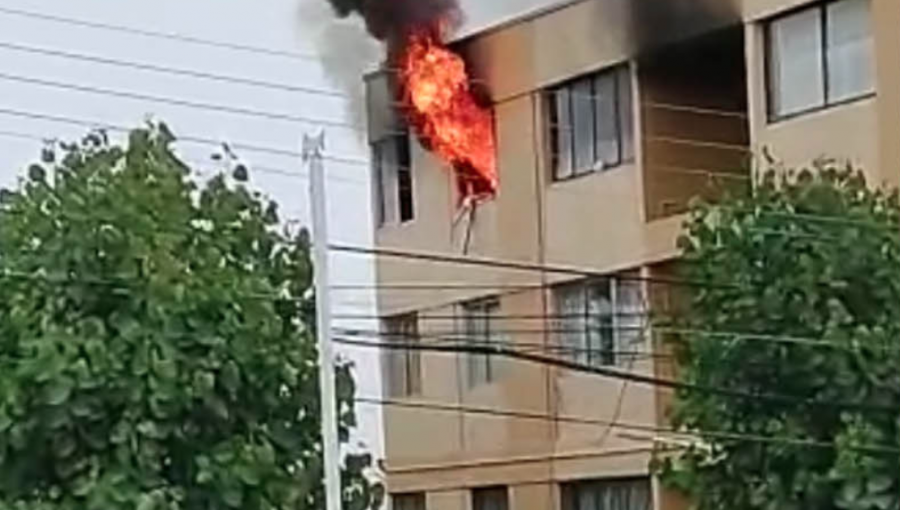 Bomberos logró controlar incendio que afectó al cuarto piso de un edificio de la parte alta de Viña del Mar