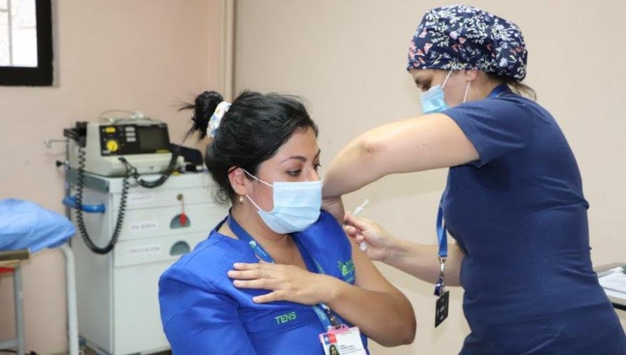 Emotivos testimonios de la "primera línea" del Hospital de Quilpué tras recibir vacuna contra el Covid-19