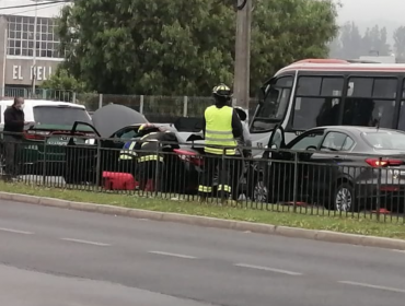 Cuatro lesionados deja colisión vehicular frente al centro comercial de Quilpué