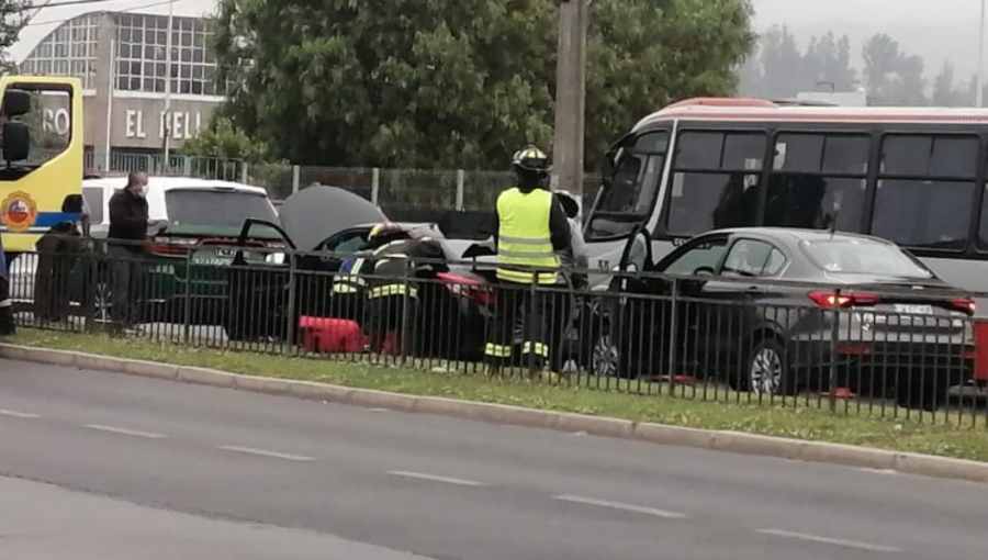 Cuatro lesionados deja colisión vehicular frente al centro comercial de Quilpué
