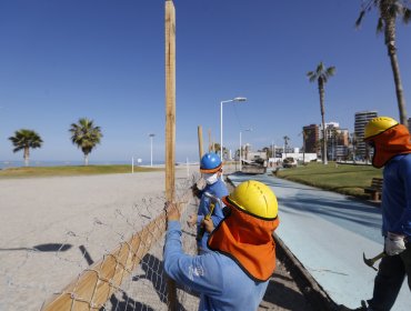 Playa Cavancha fue cercada para evitar llegada de bañistas durante la «Cuarentena» en Iquique