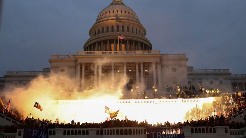 Asalto al Congreso de Estados Unidos deja cuatro muertos, 14 policías heridos y 52 detenidos