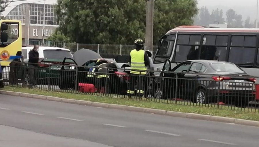 Cuatro lesionados deja colisión vehicular frente al centro comercial de Quilpué