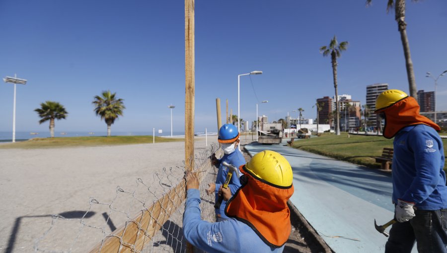 Playa Cavancha fue cercada para evitar llegada de bañistas durante la «Cuarentena» en Iquique