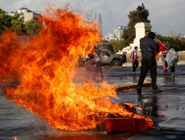 Manifestaciones en plaza Baquedano provocan incidentes y cortes de tránsito: hay detenidos