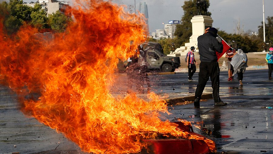 Manifestaciones en plaza Baquedano provocan incidentes y cortes de tránsito: hay detenidos