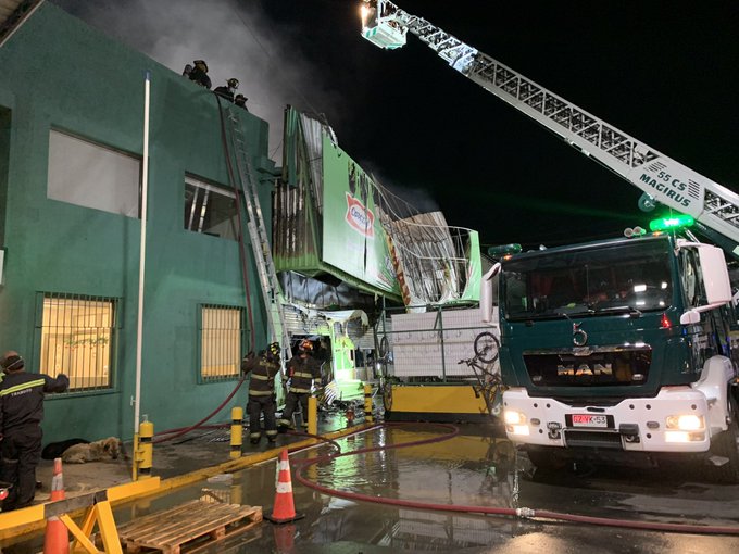 Distribuidora quedó destruida tras incendio al interior del Mercado Lo Valledor en Pedro Aguirre Cerda