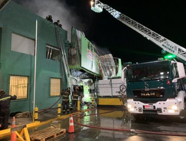 Distribuidora quedó destruida tras incendio al interior del Mercado Lo Valledor en Pedro Aguirre Cerda