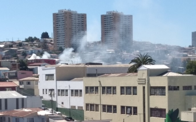 Incendio estructural afecta a vivienda en sector del cerro Barón de Valparaíso