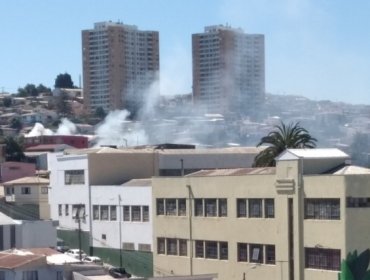 Incendio estructural afecta a vivienda en sector del cerro Barón de Valparaíso