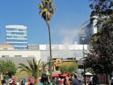 Incendio afecta a segundo piso de restaurante ubicado a pasos del Mall de Viña del Mar