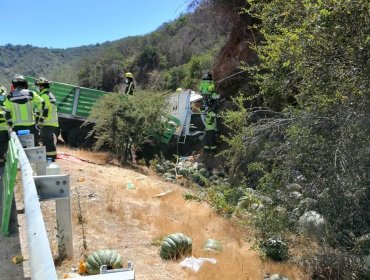 Un fallecido y un lesionado deja volcamiento de camión en ruta Lo Orozco de Quilpué