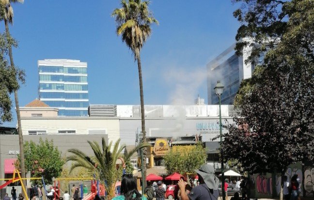 Incendio afecta a segundo piso de restaurante ubicado a pasos del Mall de Viña del Mar