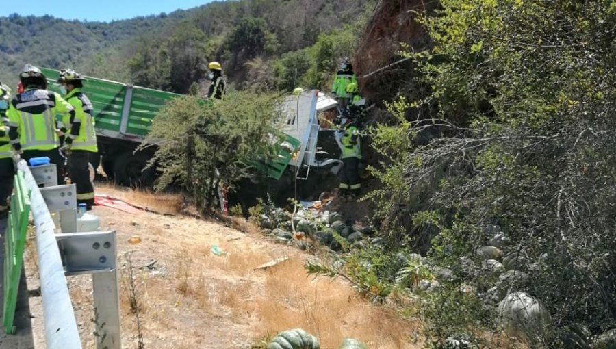 Un fallecido y un lesionado deja volcamiento de camión en ruta Lo Orozco de Quilpué