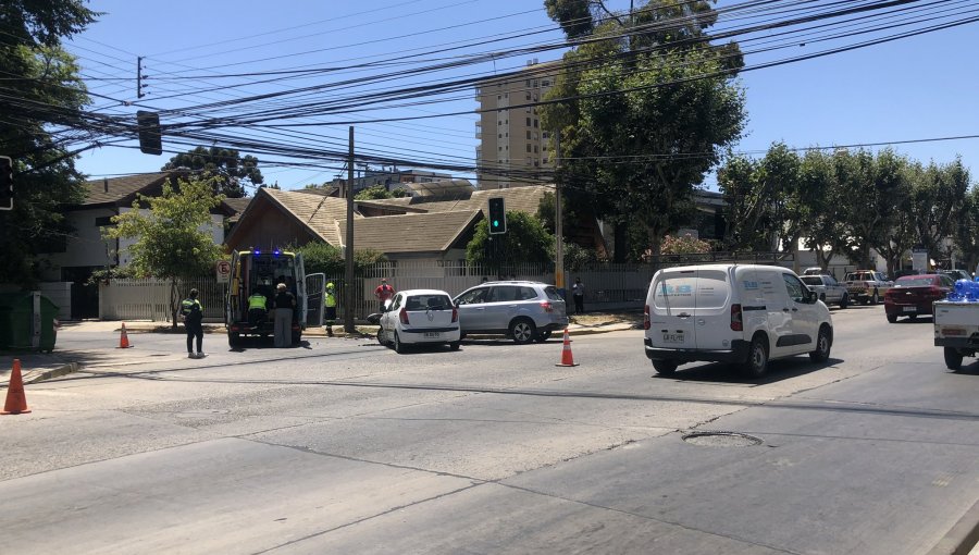 Dos lesionados deja colisión frontal registrada en pleno centro de Viña del Mar