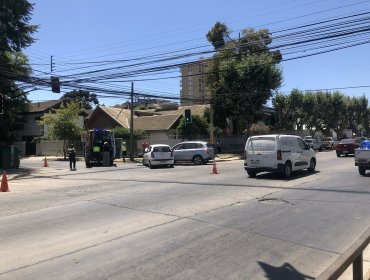 Dos lesionados deja colisión frontal registrada en pleno centro de Viña del Mar