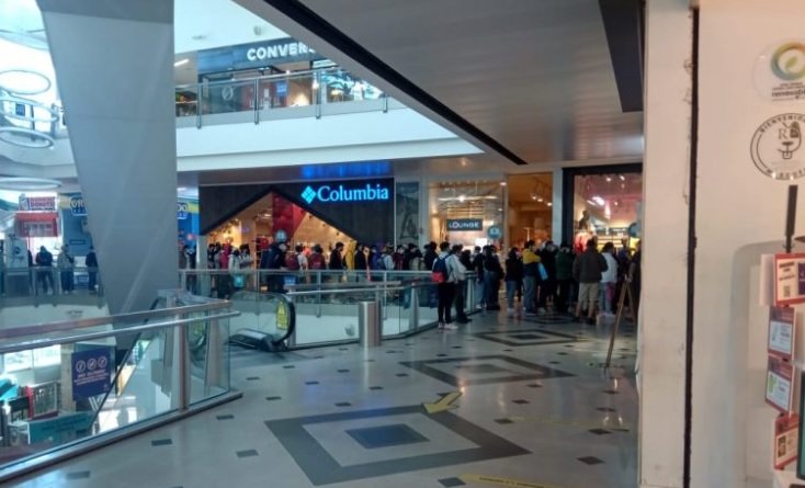 Prohíben funcionamiento de tienda del Mall Marina Arauco de Viña por aglomeración de personas