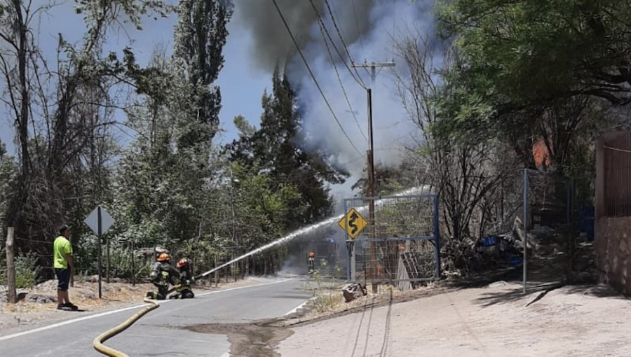 Descontrolado incendio forestal en San Felipe: fuego comenzó en un auto y se propagó a una vivienda