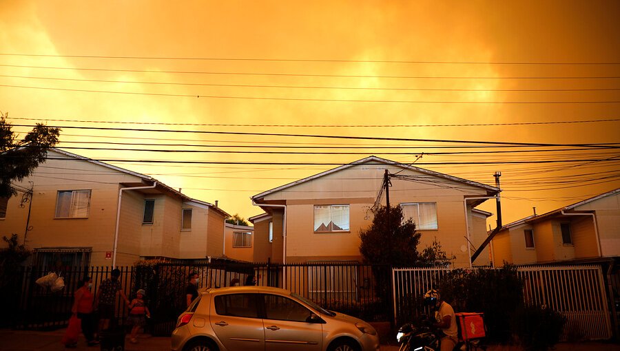 Solicitan evacuar cinco sectores de Quilpué a raíz de propagación de incendio forestal