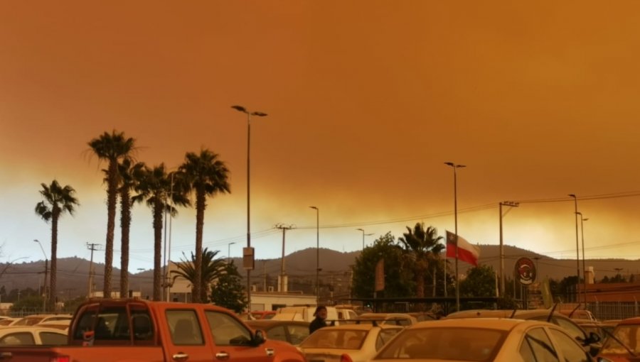 Las impresionantes imágenes que deja el incendio forestal en el límite entre Valparaíso y Quilpué