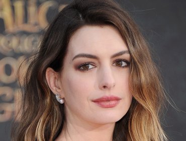 Anne Hathaway deslumbró con alfombra roja en su propio hogar