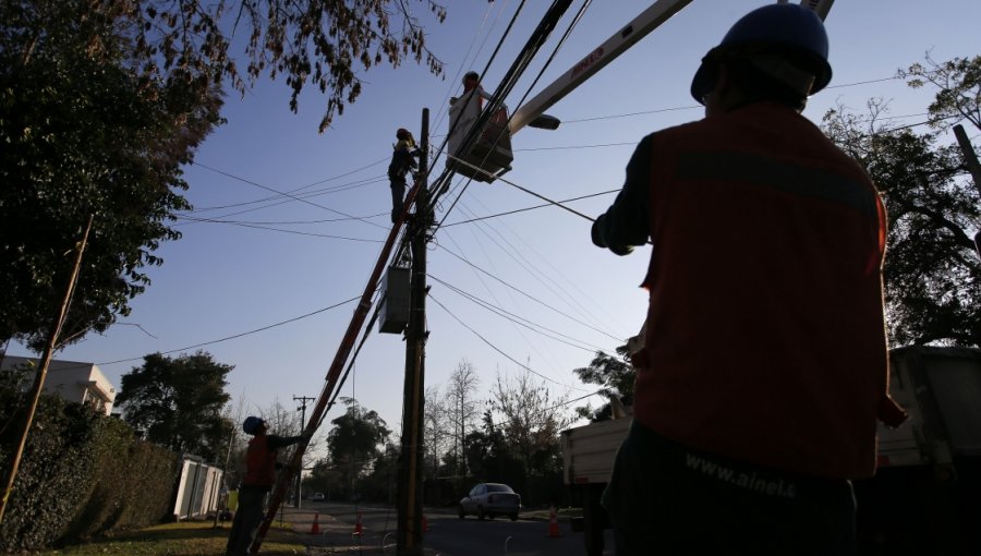 Corte de energía eléctrica afecta a clientes de diversos cerros de Valparaíso: conozca acá el horario de reposición